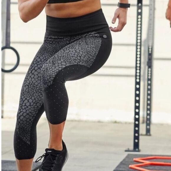 Athleta Crocodile Stealth TruCool Capri Leggings Small - Picture 3 of 16